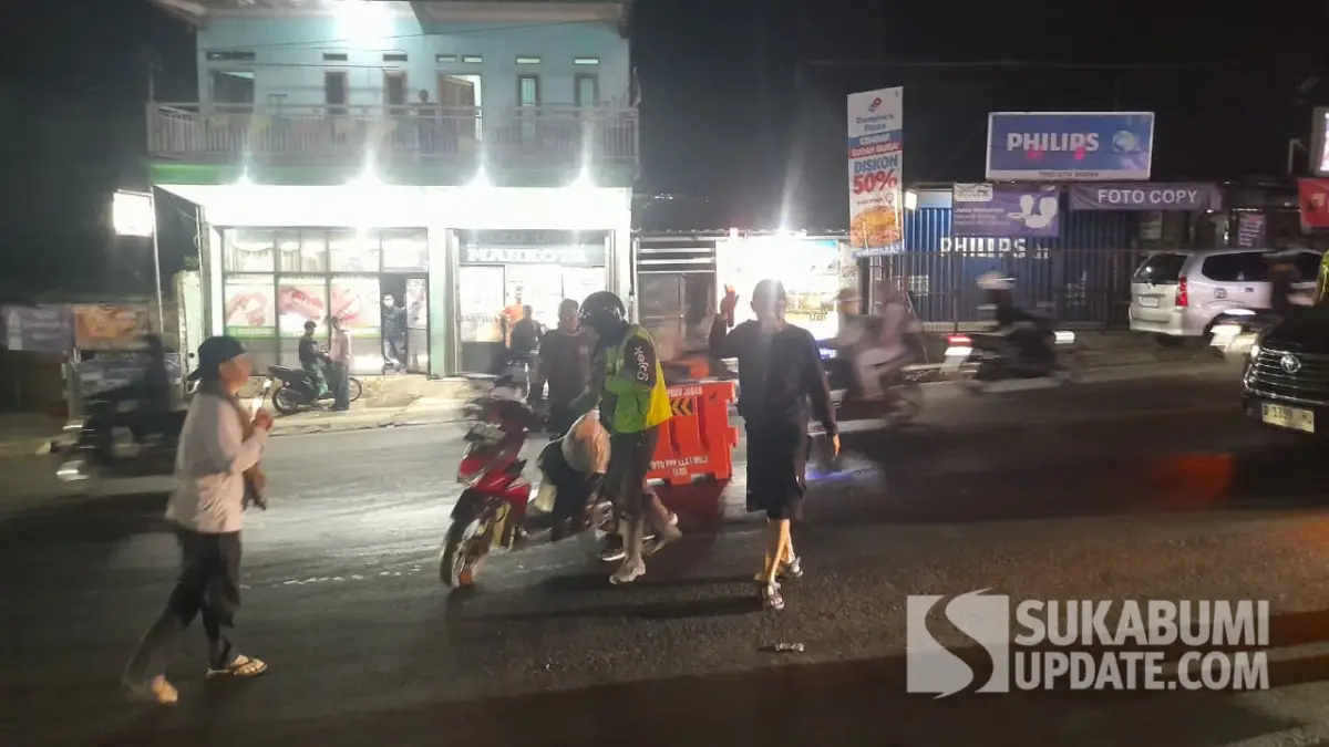8 Motor Dilaporkan Berjatuhan Akibat Tumpahan Oli di Simpang Ratu Cibadak