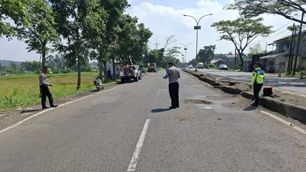 Olah TKP pejalan kaki korban kecelakaan di Jalan Raya Jalur Lingkar Selatan meninggal dunia. (Sumber : Istimewa.)