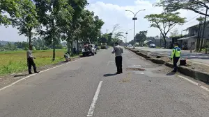 Olah TKP pejalan kaki korban kecelakaan di Jalan Raya Jalur Lingkar Selatan meninggal dunia. (Sumber : Istimewa.)