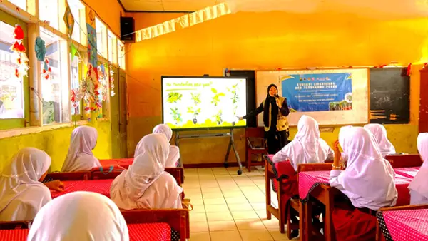 Siswa SDN Pasirwalang, di Desa Walangsari, Kecamatan Kalapanunggal, Kabupaten Sukabumi, ikuti edukasi lingkungan dan keanekaragaman hayati kawasan Gunung Salak. (Sumber : Istimewa.)
