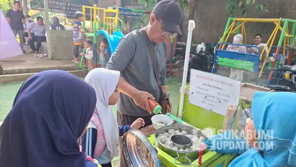 Salah satu pedagang bakso tusuk yang sedang dkerubungi anak-anak. (Sumber : SU/Ragil Gilang).