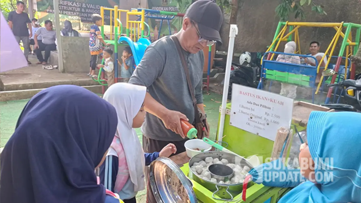 Berkah Reses Dewan Andri di Ciemas, Jajanan Pedagang Keliling di Geopark Ciletuh Ludes