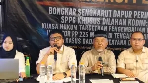 Mujayin (Pemilik Yayasan Kharizma Cendikia Indonesia) didampingi kuasa hukumnya saat diwawancarai di Kota Sukabumi. Minggu (7/6/2026). (Sumber: Istimewa)