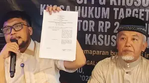 Pengusaha Sukabumi Munjayin bersama kuasa hukumnya Ahmad Yazdi (Sumber : sukabumiupdate)