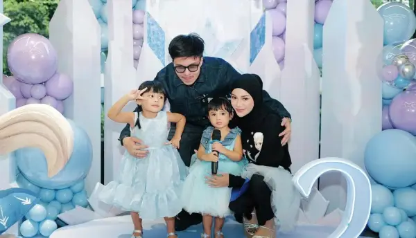 Atta Halilintar Ungkap Putrinya Azura (yang memegang mic) Masuk UGD Usai Jatuh dari Ketinggian (Sumber : instagram/@attahalilintar)