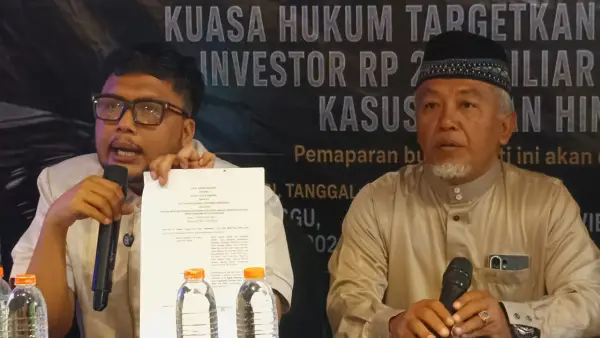 Munjani selaku pemilik Yayasan Kharizma Cendikia Indonesia didampingi kuasa hukumnya Ahmad Yazdi. (Sumber: Istimewa)
