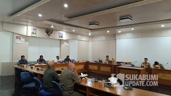 Rapat Komisi II DPRD Kabupaten Sukabumi bersama sejumlah mitra kerja yang digelar di Ruang Badan Musyawarah (Banmus) DPRD Kabupaten Sukabumi, Senin (8/6/2026). (Sumber : SU/Ilyas).