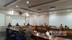 Rapat Komisi II DPRD Kabupaten Sukabumi bersama sejumlah mitra kerja yang digelar di Ruang Badan Musyawarah (Banmus) DPRD Kabupaten Sukabumi, Senin (8/6/2026). (Sumber : SU/Ilyas).