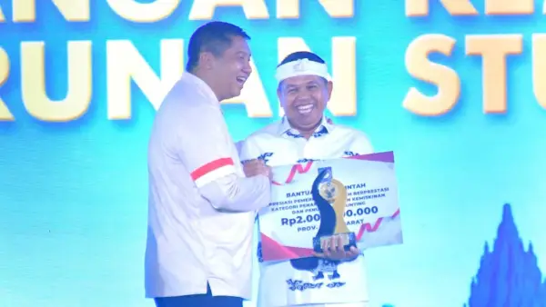 Gubernur Jabar Dedi Mulyadi saat menerima trofi penghargaan Pemerintah Daerah Berprestasi 2026. (Sumber Foto: Humas Jabar)