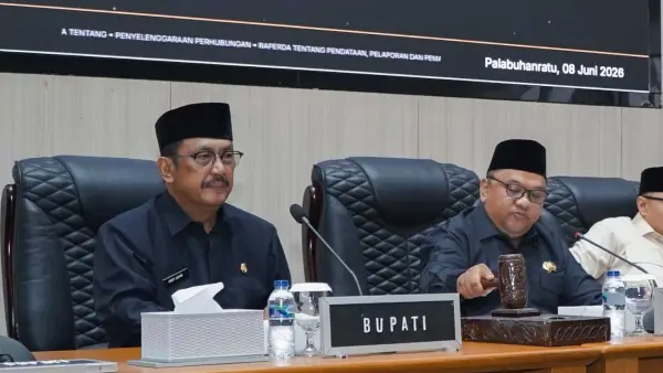 Bupati Sukabumi Asep Japar dan Ketua DPRD Kabupaten Sukabumi Budi Azhar Mutawali. (Sumber Foto: Istimewa)