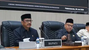 Bupati Sukabumi Asep Japar dan Ketua DPRD Kabupaten Sukabumi Budi Azhar Mutawali. (Sumber Foto: Istimewa)