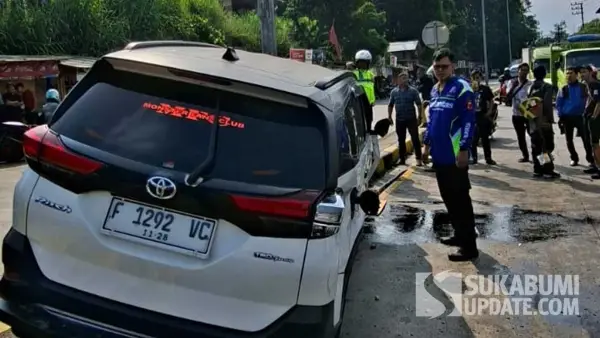 Petugas kepolisian menangani kecelakaan lalu lintas yang melibatkan Toyota Rush, Daihatsu Xenia dan pedagang tahu di lampu merah Gerbang Tol Parungkuda Sukabumi, Senin (8/6/2026) (Sumber Foto: Dok. Satlantas Polres Sukabumi)
