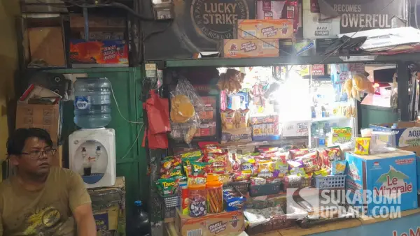Warung kaki lima milik Een (71 tahun) di Cibadak, Kabupaten Sukabumi jadi korban pencurian | Foto : Ibnu Sanubari