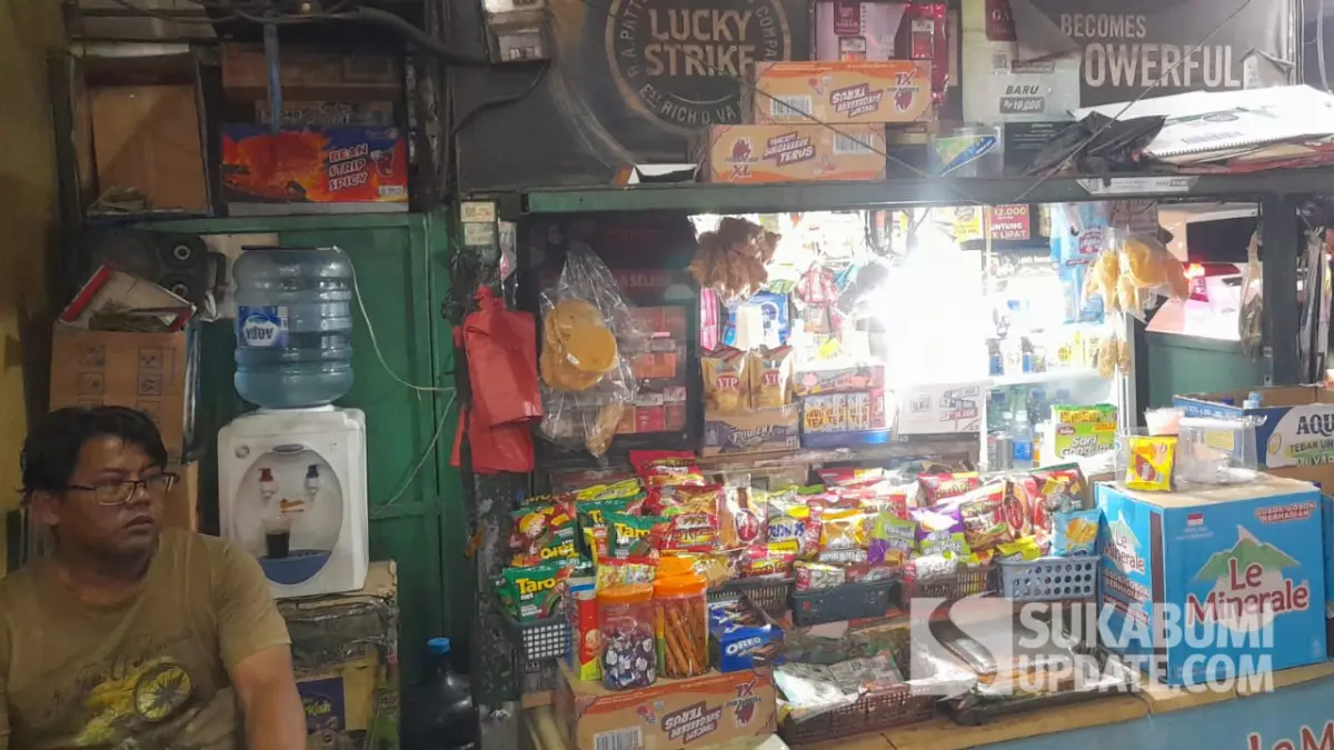 Gasak Rokok dan Tas, Aksi Pencurian di Warung Milik Lansia di Cibadak Terekam CCTV