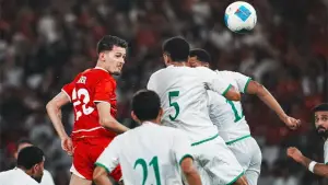 Aksi Justin Hubner saat berhasil mencetak gol ke gawang Oman. (Sumber: Instagram/@djalanankota)