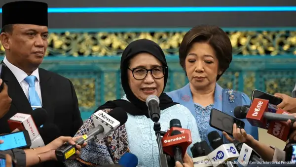 Kepala BGN Nanik S Deyang didampingi Wakil Kepala BGN Agustina Arumsari dan Trenggono saat konpers pasca pelantikan. (Sumber : Youtube Sekretariat Presiden)