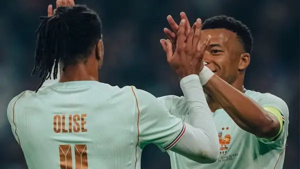 Selebrasi Michael Olis dan Kylian Mbappe setelah berhasil membawa Prancis unggul dari Irlandia Utara (Sumber: Instagram/@equipedefrance)