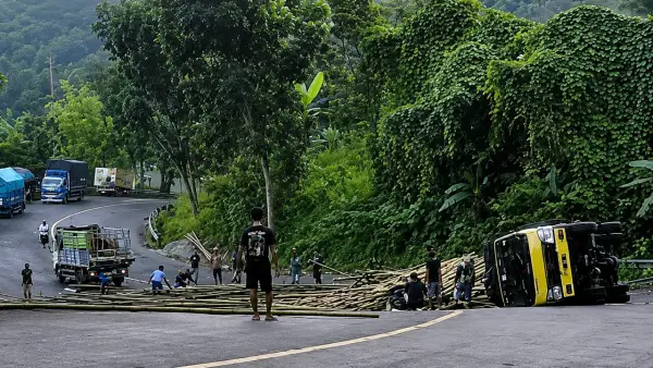 Potret sebuah truk bermuatan bambu yang tergulis di Tanjakan Baeud, Warungkiara, Sukabumi. Selasa (9/6/2026). (Sumber: Dok Warga)