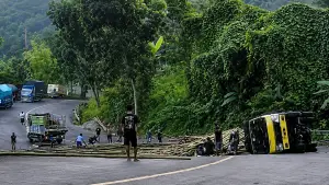 Potret sebuah truk bermuatan bambu yang tergulis di Tanjakan Baeud, Warungkiara, Sukabumi. Selasa (9/6/2026). (Sumber: Dok Warga)