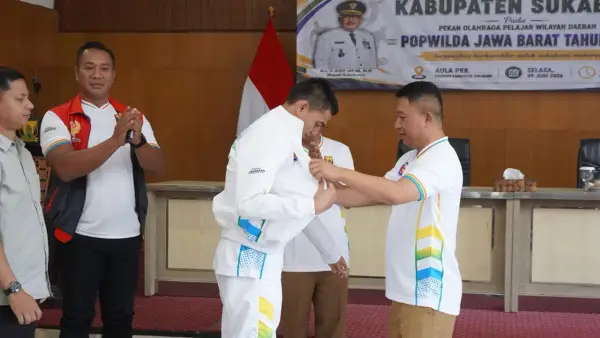 Wabup Andreas saat melepas kontingen Kabupaten Sukabumi untuk berlaga di kejuaraan POPWILDA Jabar 2026. (Sumber: Dokpim)