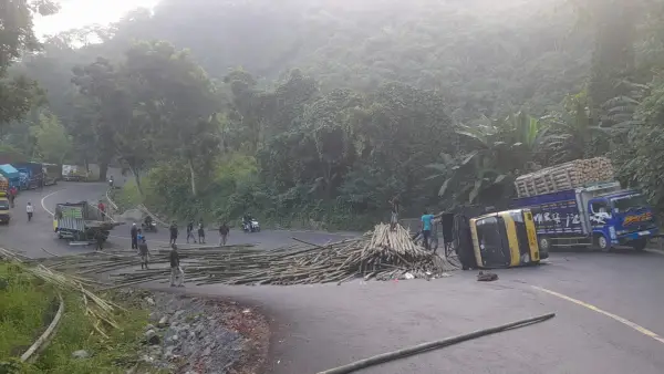 Potret truk yang terguling akibat gagal nanjak di Tanjakan Baeud Sukabumi. Selasa (9/6/2026). (Sumber: Istimewa)