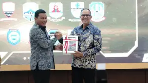Wali Kota Sukabumi, Ayep Zaki, saat menerima penghargaan opini WTP dari BPK RI, Selasa (9/6/2026) | Foto : Dokpim