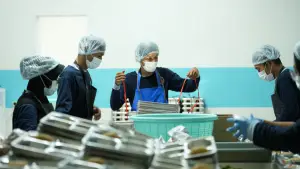 Aktivitas para relawan di sebuah SPPG | Foto : dok.bgn