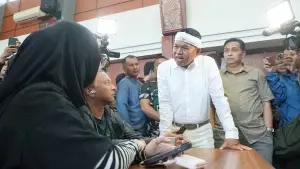 Gubernur Jabar, Dedi Mulyadi saat bercengkrama dengan ortu siswa di posko layanan aduan SPMB di Kantor Disdik Jabar, Senin (9/6/2026). (Sumber Foto: Humas Jabar)