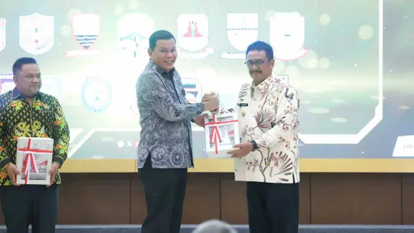 Bupati Sukabumi, Asep Japar, saat menerima Laporan Hasil Pemeriksaan (LHP) dari BPK RI Perwakilan Provinsi Jawa Barat. (Sumber : Diskominfosan Kab. Sukabumi)