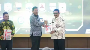 Bupati Sukabumi, Asep Japar, saat menerima Laporan Hasil Pemeriksaan (LHP) dari BPK RI Perwakilan Provinsi Jawa Barat. (Sumber : Diskominfosan Kab. Sukabumi)