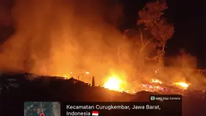 Kondisi tiga rumah panggung yang hangus dilalap si jago merah di Kampung Cihideung, Desa Curugkembar, Kecamatan Curugkembar, Kabupaten Sukabumi, Selasa 9 Juni 2026. (Sumber : Istimewa.).