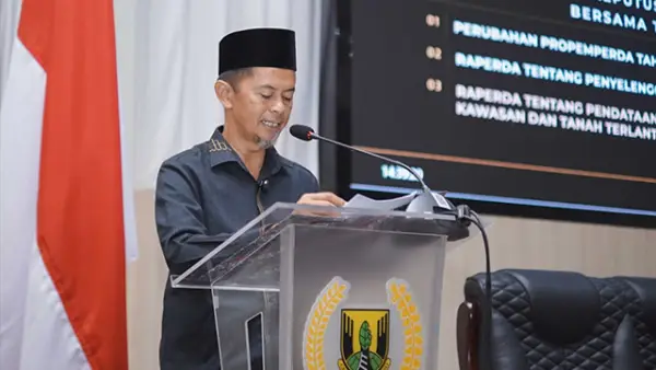 Ketua Komisi I DPRD Kabupaten Sukabumi H. Iwan Ridwan, dalam Rapat Paripurna DPRD Kabupaten Sukabumi,  pembahasan Raperda tentang Pendataan, Pelaporan, dan Pemanfaatan Kawasan serta Tanah Terlantar. (Sumber : Istimewa.)