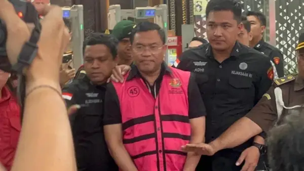 Sony Sonjaya, Wakil Kepala BGN saat digiring Kejagung. (Sumber: Istimewa)