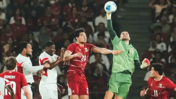 Aksi Marteen Pes saat membela Indonesia vs Mozambik (Sumber: Instagram/@maartenpaes)