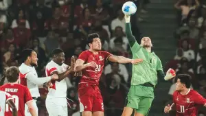 Aksi Marteen Pes saat membela Indonesia vs Mozambik (Sumber: Instagram/@maartenpaes)