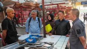 Kepala UPTD Pasar Disdagin Kabupaten Sukabumi, Ramdani Kamal, melakukan pemantauan harga dan ketersediaan bahan pokok penting di salah satu pasar. (Sumber Foto: Istimewa)