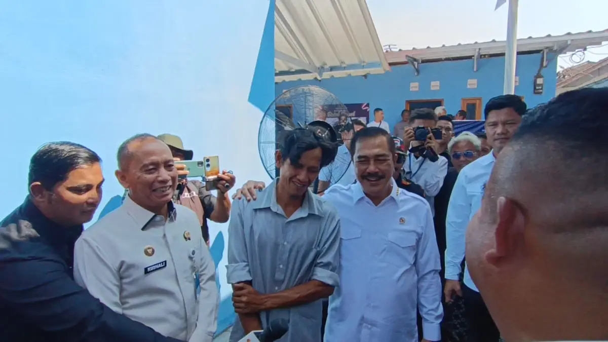Maryono saat bercengkrama dengan Menteri Imipas Agus Andrianto saat peresmian rumah barunya.