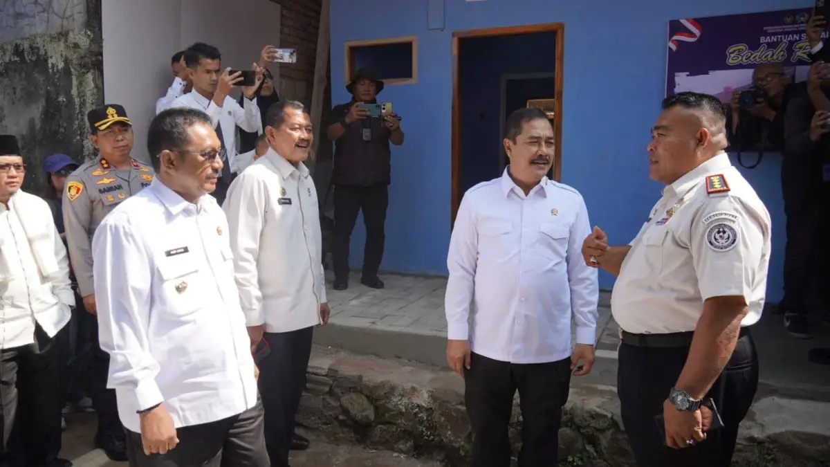 Bupati Sukabumi Asep Japar saat mendampingi kunjungan Menteri Imipas Agus Andrianto di lokasi penerima manfaat program bedah rumah di Warungkiara.