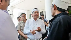 Gubernur Jawa Barat Dedi Mulyadi saat berbincang dengan ortu siswa terkait SPMB Jabar 2026 di Kantor Disdik Jabar. (Sumber Foto: Humas Jabar)