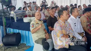 Kepala Satpol PP Kabupaten Sukabumi, Deni Yudono saat terjun langsung mengawal kunjungan Menteri Imipas ke Warungkiara. (Sumber Foto: SU/Ilyas)