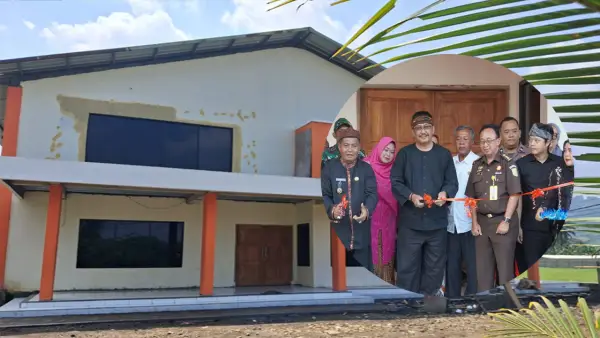 Bupati Sukabumi Asep Japar saat meresmikan Gedung Serbaguna Desa Sukamulya, Kecamatan Cikembar, Kabupaten Sukabumi | Foto : dok. istimewa