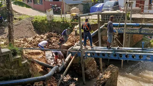 Pekerjaan penguatan jembatan pipa transmisi Perumdam TJM Kabupaten Sukabumi yang terdampak longsor di Cipanengah Parakansalak, Rabu (10/6/2026). (Sumber Foto: Istimewa)
