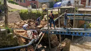 Pekerjaan penguatan jembatan pipa transmisi Perumdam TJM Kabupaten Sukabumi yang terdampak longsor di Cipanengah Parakansalak, Rabu (10/6/2026). (Sumber Foto: Istimewa)