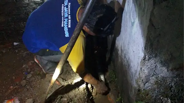 Petugas Perumdam TJM Cabang Cisolok sedang melakukan perbaikan saluran air yang mengalami kendala kebocoran. (Sumber : Perumdam TJM).