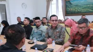 Kepala Dinas Kesehatan Kabupaten Sukabumi, Masykur Alawi dalam rapat UHC JKN (Sumber: dokpim Kabupaten Sukabumi)