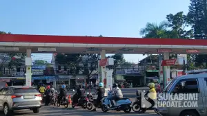 Antrian kendaraan di SPBU Warung Adang, Ciseureuh, Kota Sukabumi | Foto : Sukabumiupdate