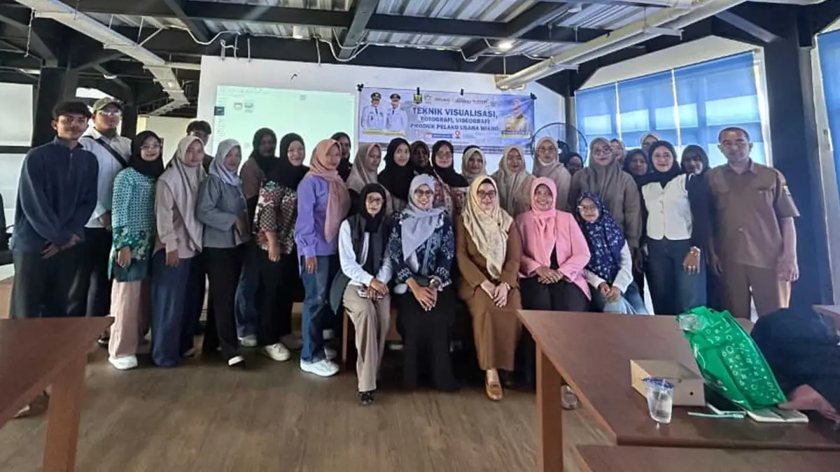 Virly Virliana (berkerudung kuning) berfoto bersama narasumber dan para peserta pelatihan.
