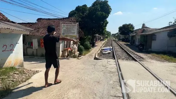 Warga saat menunjukkan lokasi kecelakaan tertempernya dua perempuan pengendara RX King oleh KA Pangrango di Benteng Sukabumi. (Sumber Foto: Dok. SU)