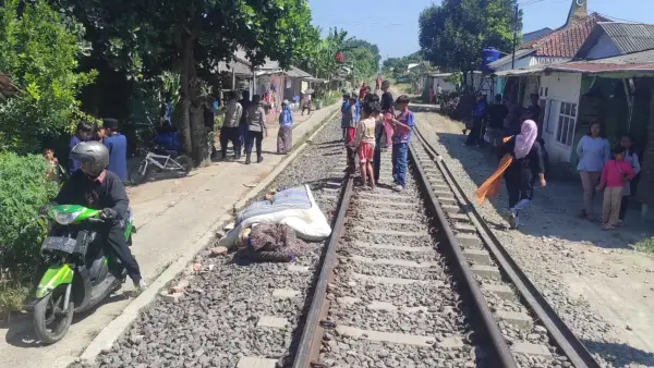 TKP dua pemotor perempuan tertabrak KA Pangrango di perlintasan liar Kampung Benteng Brunei Kota Sukabumi. (Sumber Foto: Dok. Polres Sukabumi Kota)