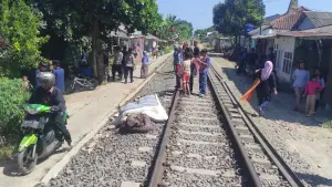 TKP dua pemotor perempuan tertabrak KA Pangrango di perlintasan liar Kampung Benteng Brunei Kota Sukabumi. (Sumber Foto: Dok. Polres Sukabumi Kota)